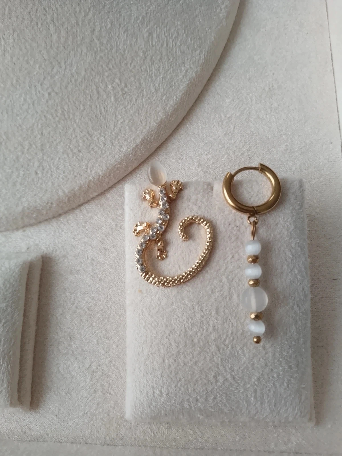 boucles d'oreilles bohèmes asymétriques pierres naturelles de sélénite